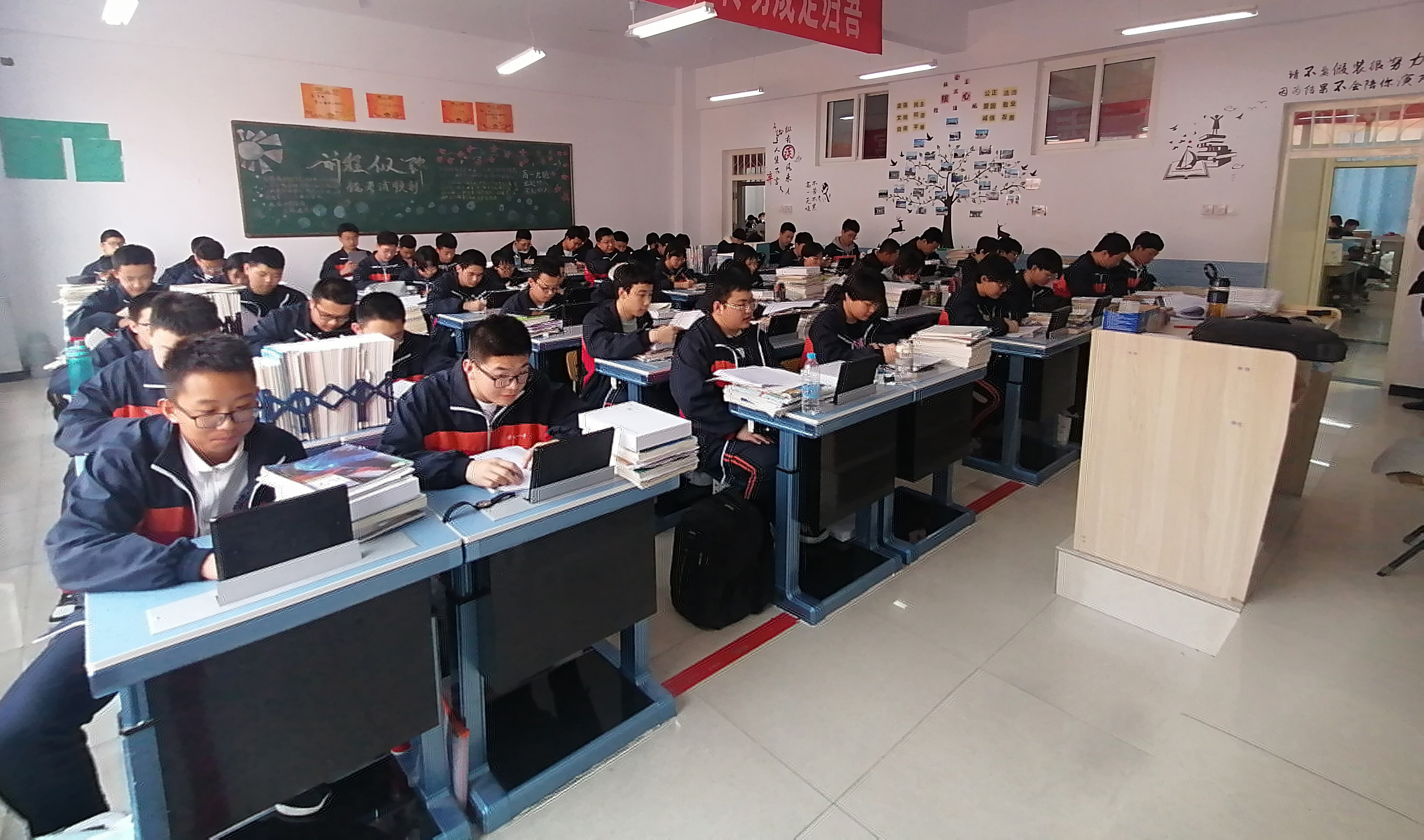 看，这所学校智慧课堂牛了！